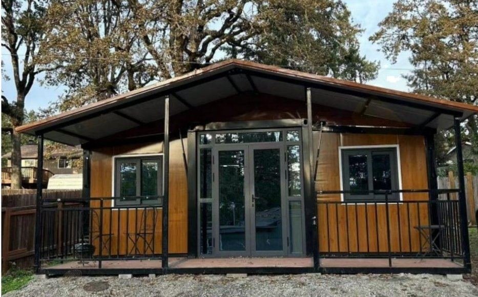 Casa expandible con fachada de madera