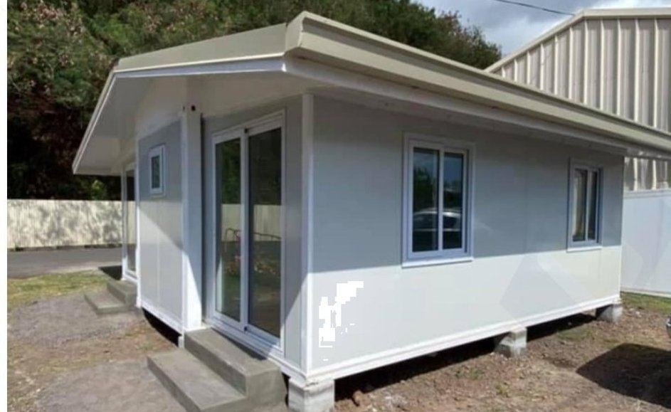 Casa expandible gris claro instalada