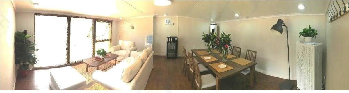 Interior amueblado con salón y comedor
