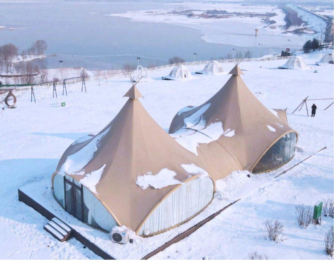 Tiendas de glamping cubiertas de nieve