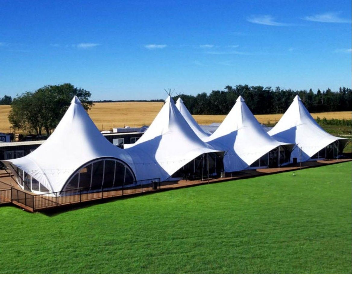 Tiendas estrella blancas en un prado