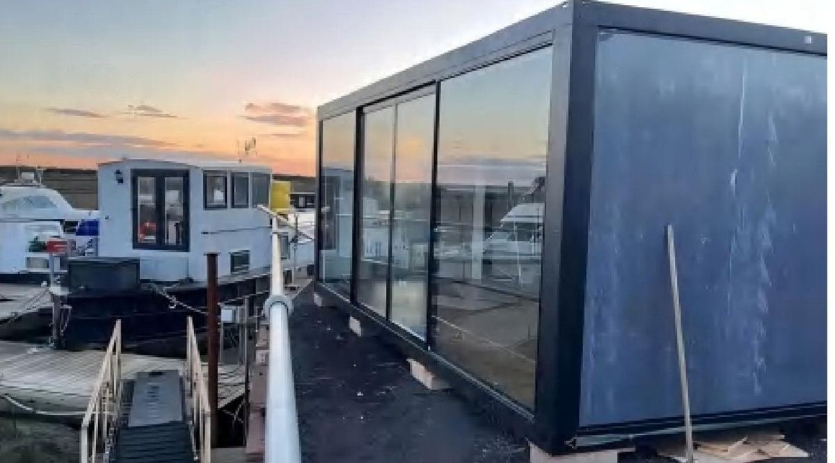 Módulo con frente de cristal junto a un puerto